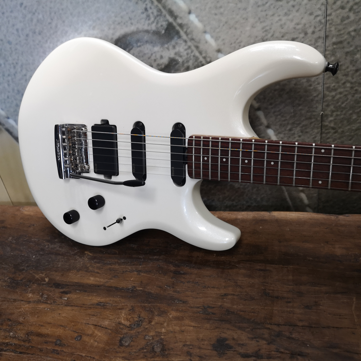 Musicman Luke II White Pearl 2011 d'occasion Musicman